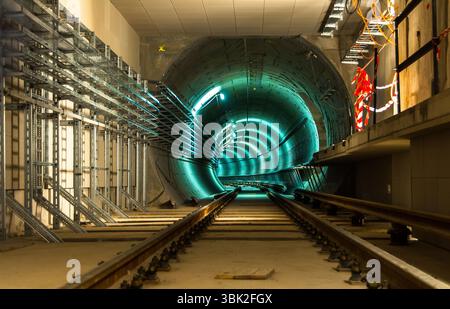 Unterirdische Anlage mit einem großen Tunnel, der tief nach unten führt Stockfoto