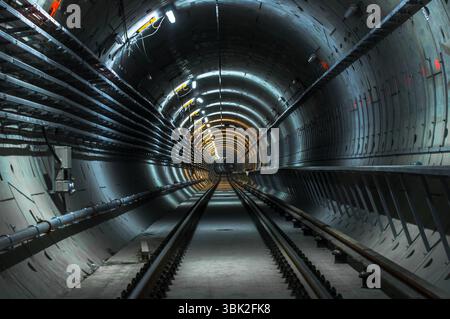 Unterirdische Anlage mit einem großen Tunnel, der tief nach unten führt Stockfoto
