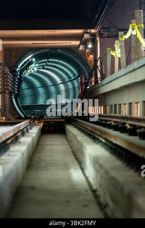 Unterirdische Anlage mit einem großen Tunnel, der tief nach unten führt Stockfoto