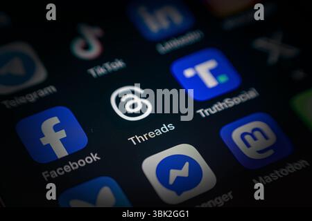 Antalya, Türkei - 5. Juni 2025: Threads App-Symbol unter verschiedenen Anwendungssymbolen auf dem Smartphone-Bildschirm Stockfoto