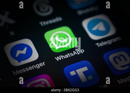 Antalya, Türkei - 5. Juni 2025: WhatsApp App App-Symbol unter verschiedenen Anwendungssymbolen auf dem Smartphone-Bildschirm Stockfoto