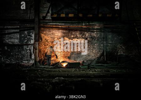 Schweißmann mit Funken in einer Fabriknähe Stockfoto