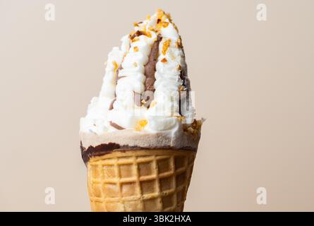 Eis in einem Kegel Nahaufnahme auf farbigem Hintergrund Stockfoto