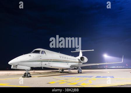 Kleines privates Flugzeug auf dem Flughafenparkplatz Stockfoto