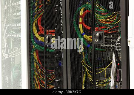 Netzwerk-Kabel von einem Server in einem Rechenzentrum Stockfoto