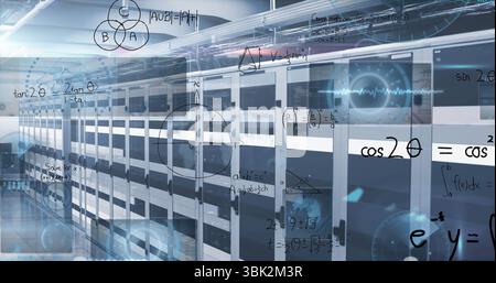 Erweiterung der Serverschränke, die Licht im Korridor des Rechenzentrums reflektieren, wobei mathematische Formeln überlagert werden Stockfoto