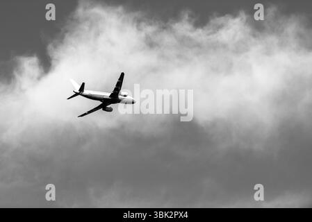 Foto von ruhigen Himmel mit Flugzeug reisen Stockfoto