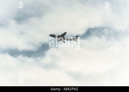 Foto von ruhigen Himmel mit Flugzeug reisen Stockfoto