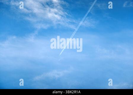 Foto von ruhigen Himmel mit Flugzeug reisen Stockfoto