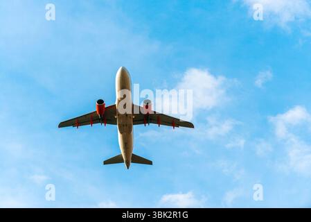 Foto von ruhigen Himmel mit Flugzeug reisen Stockfoto