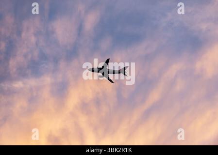 Foto von ruhigen Himmel mit Flugzeug reisen Stockfoto