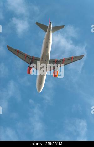 Foto von ruhigen Himmel mit Flugzeug reisen Stockfoto