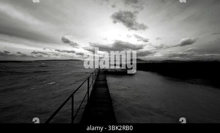 Holzweg durch die Seen Winkel Schuss Stockfoto