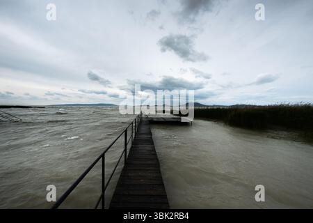 Holzweg durch die Seen Winkel Schuss Stockfoto