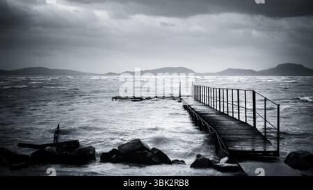 Holzweg durch die Seen Winkel Schuss Stockfoto