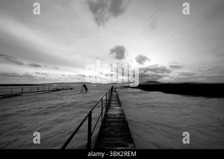 Holzweg durch die Seen Winkel Schuss Stockfoto