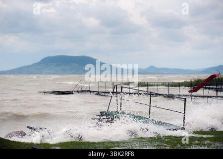 Holzweg durch die Seen Winkel Schuss Stockfoto