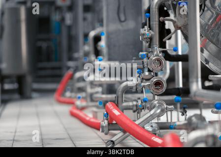 Saubere, hochwertige Rohrleitungen im industriellen Innenraum Stockfoto
