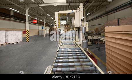 Modernes Förderband im industriellen Innenraum Foto Stockfoto