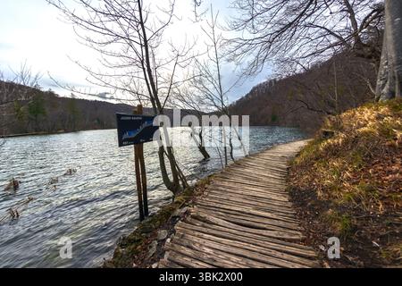 Holzweg durch die Seen Winkel Schuss Stockfoto