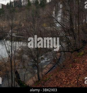 Holzweg durch die Seen Winkel Schuss Stockfoto