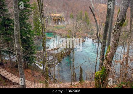Holzweg durch die Seen Winkel Schuss Stockfoto
