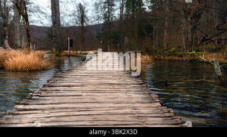 Holzweg durch die Seen Winkel Schuss Stockfoto