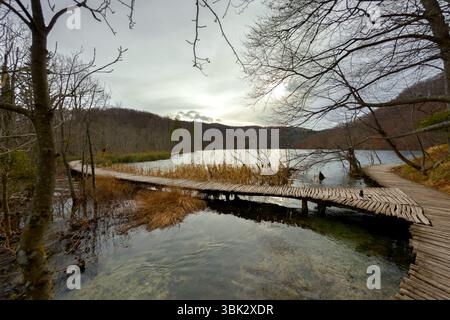 Holzweg durch die Seen Winkel Schuss Stockfoto