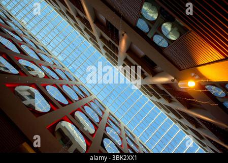 Winkelaufnahme eines abstrakten Gebäudes als Hintergrund Stockfoto