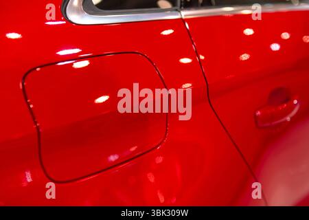 Tankdeckel mit Deckel auf roter Nahaufnahme des Autos Stockfoto