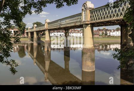 London, Großbritannien - 16. Juni 2025 - Eine atemberaubende Kew Railway Bridge (Strand-on-the-Green Railway Bridge) oder Lattice-Trägerbrücke überspannt die Themse Stockfoto