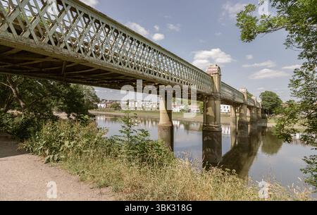 London, Großbritannien - 16. Juni 2025 - Perspektive der Kew Railway Bridge (Strand-on-the-Green Railway Bridge) oder der Lattice-Trägerbrücke überspannt die Themse Bet Stockfoto