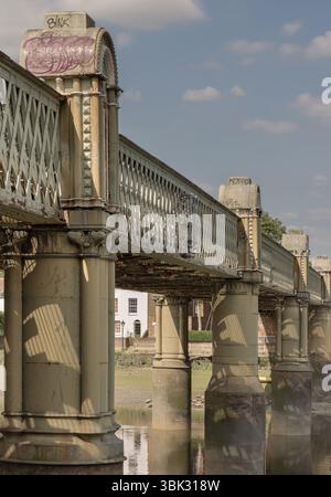 London, Großbritannien - 16. Juni 2025 - die architektonische Pracht der Kew Railway Bridge oder Lattice Trägerbrücke (Strand-on-the-Green Railway Bridge) erstreckt sich über den Rive Stockfoto