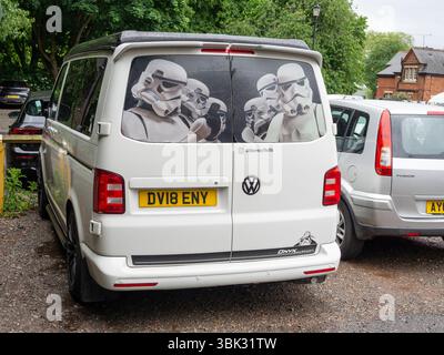 Weißer VW-Transporter T6 Onyx Edition, mit Abbildungen der Star Wars-Sturmtruppen an den Heckscheiben, Northampton, UK Stockfoto
