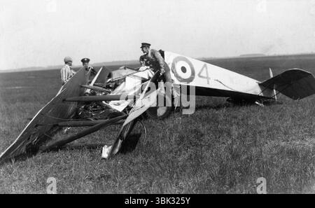 Wiltshire. 1925: Wrackage einer Royal Air Force Avro 504K Training-Doppelflugzeug, Registrierung H9814, der No.1 Flying Training School (1FTS) in Netheravon. Am 14. Juli 1925 stürzte das Flugzeug während einer Segelkurve in geringer Höhe ab und stürzte auf einem Feld in Charlton, Wiltshire ab. Der Pilot wurde sofort getötet. Das Foto zeigt RAF-Mechaniker, die vor dem Ausbau am Flugzeug arbeiteten. Ein anderer Mann, der einen Bootsblazer und eine Mütze trägt, spricht mit einem der Soldaten. Stockfoto