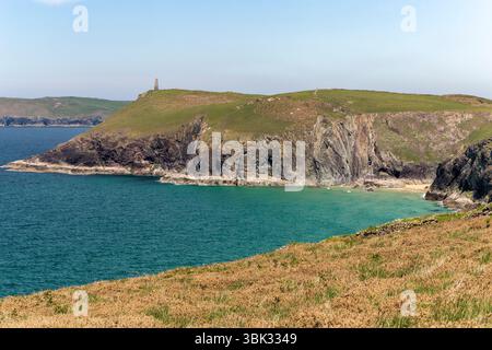 Farbenfroher Blick auf die Küste von Cornish im Sommer, Blick nach Norden über die Butter Hole Bay, in Richtung Stepper Point, Tower und Headland, mit Cliff und Küstenlinie. Stockfoto