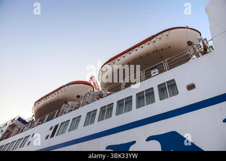 Rettungsboote hängen von der Seite des comp Stockfoto