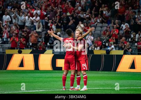 Vancouver, Kanada. Juni 2025. Vancouver, British Columbia, Kanada, 17. Juni 2025: Nathan Saliba (19 Kanada) feiert, nachdem er mit Jacob Shaffelburg (14 Kanada) während des CONCACACAF Gold Cup Gruppenfußballspiels zwischen Kanada und Honduras im BC Place Stadium in Vancouver, British Columbia, Kanada (NUR REDAKTIONELLE VERWENDUNG) ein Tor geschossen hat. (Amy Elle/SPP) Credit: SPP Sport Press Photo. /Alamy Live News Stockfoto