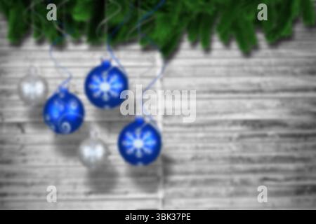 Das flache blaue Schneeflocken-Ornament hängt an einer immergrünen Girlande auf bemalten Brettern, Kopierraum Stockfoto