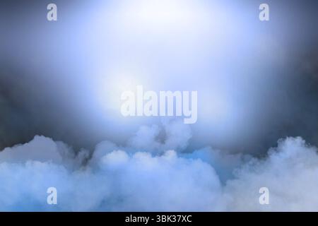 Dichte Wolken füllen die Szene in flachen Vektorgrafiken aus, wobei das strahlende diffuse Licht Verläufe erzeugt Stockfoto