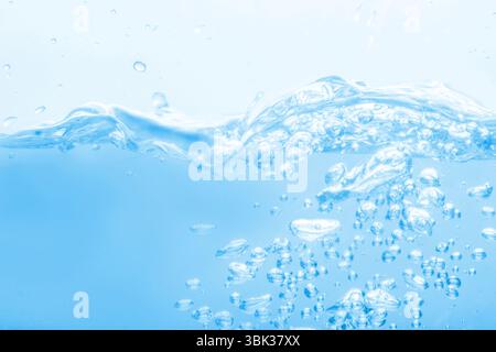 Nahaufnahme von Luftblasen und Wasseroberflächenlinie steigen durch glatte Wellen in flacher Ausführung auf Stockfoto