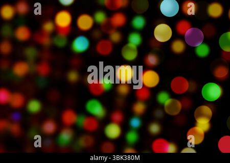 Bunte Bokeh-Lichtkreise leuchten in flachem Design und schaffen festliche Muster, Kopierraum Stockfoto