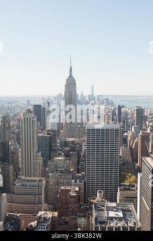 Blick aus der Vogelperspektive mit Blick auf die Skyline von Midtown Manhattan in flachem Design und Empire State Building Stockfoto