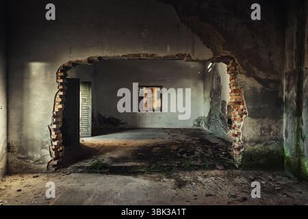Beschädigte Gebäude Interieur mit großen Loch in der Wand Stockfoto