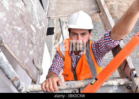 Porträt Lächeln Bauleiter/Architekt vor Ort beim Bau eines Hauses - Planung und Kontrolle vor Ort Stockfoto
