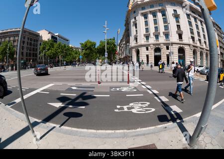Radweg und Fußgängerüberquerung am Paseo de Gracia - Calle Aragón, Barcelona, Eixample District, Spanien Stockfoto