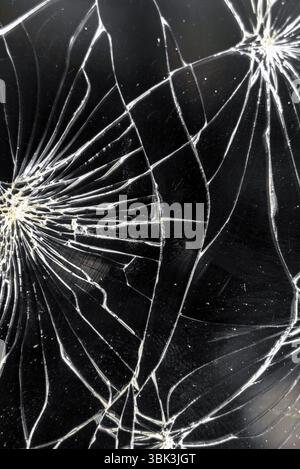 Smartphone mit defektem Bildschirm auf dunklem Hintergrund Stockfoto