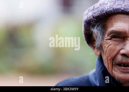 Bahnar ethnische Dorf in der Region Kontum. Senior-Mann. Hochformat. Kontum. Vietnam. Stockfoto