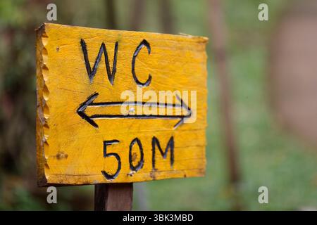 Schild mit öffentlichen Toiletten WC. Kontum. Vietnam. Stockfoto