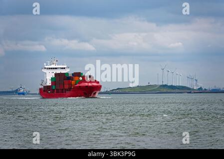 Containerschiff verlassen Dock mit schweren Gewicht Stockfoto